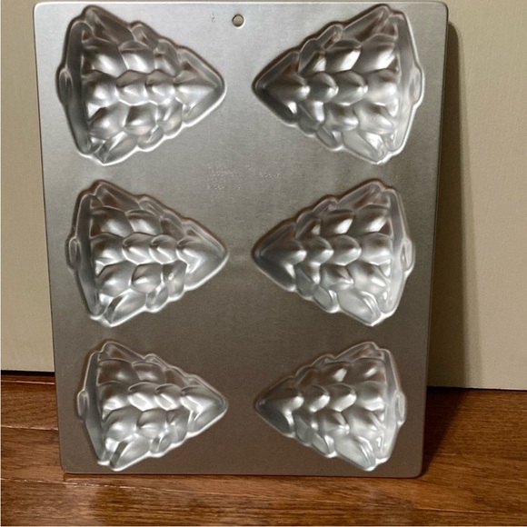 1984 Wilton Christmas tree Cakelet Pan - Picture 2 of 2